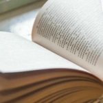 Waarom je sociale media moet vervangen door een boek voor je naar bed gaat: hoe het de diepte van je rust beïnvloedt waarom-je-sociale-media-moet-vervangen-door-een-boek-voor.jpg